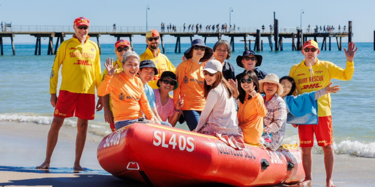 6 people on the beach 