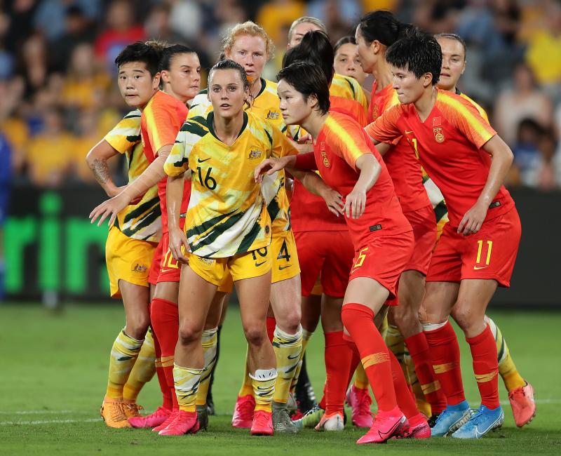 Australian and Chinese Women's Football teams playing each other.